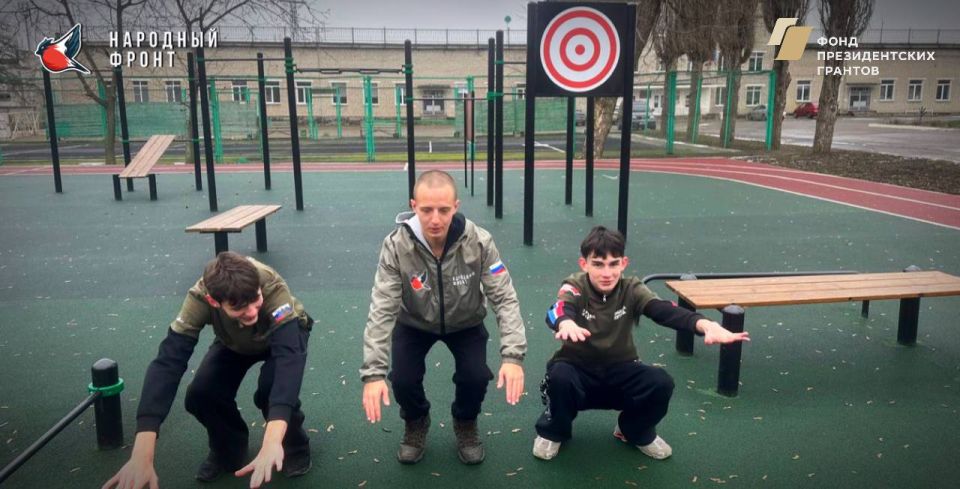 Молодёжка НФ из Стаханова собралась на спортивной площадке, где царит атмосфера единства и энергии! Молодёжка НФ из Стаханова собралась на спортивной площадке, где царит атмосфера единства и энергии!