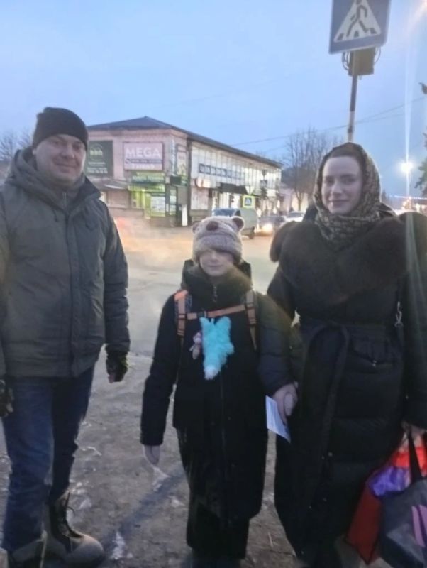 Сегодня участники Родительского патруля, из числа родителей учащихся 1 А класса Ровеньковской гимназии имени писателя Н.Трублаини контролировали соблюдение правил дорожного движения родителями и детьми-пешеходами по пути... Сегодня участники Родительского патруля, из числа родителей учащихся 1 А класса Ровеньковской гимназии имени писателя Н.Трублаини контролировали соблюдение правил дорожного движения родителями и детьми-пешеходами по пути...