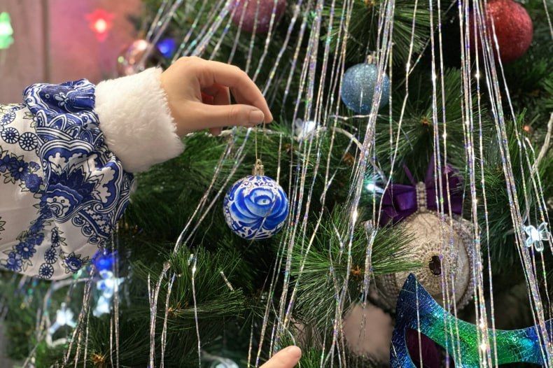 В Свердловском краеведческом музее в продолжение зимних праздников, для жителей города прошел мастер-класс по роспись «В узорах Гжели» В Свердловском краеведческом музее в продолжение зимних праздников, для жителей города прошел мастер-класс по роспись «В узорах Гжели»