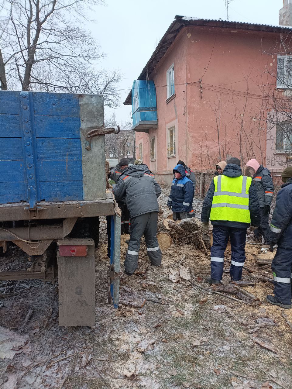 Коммунальные службы продолжают работы на территории города! Коммунальные службы продолжают работы на территории города!