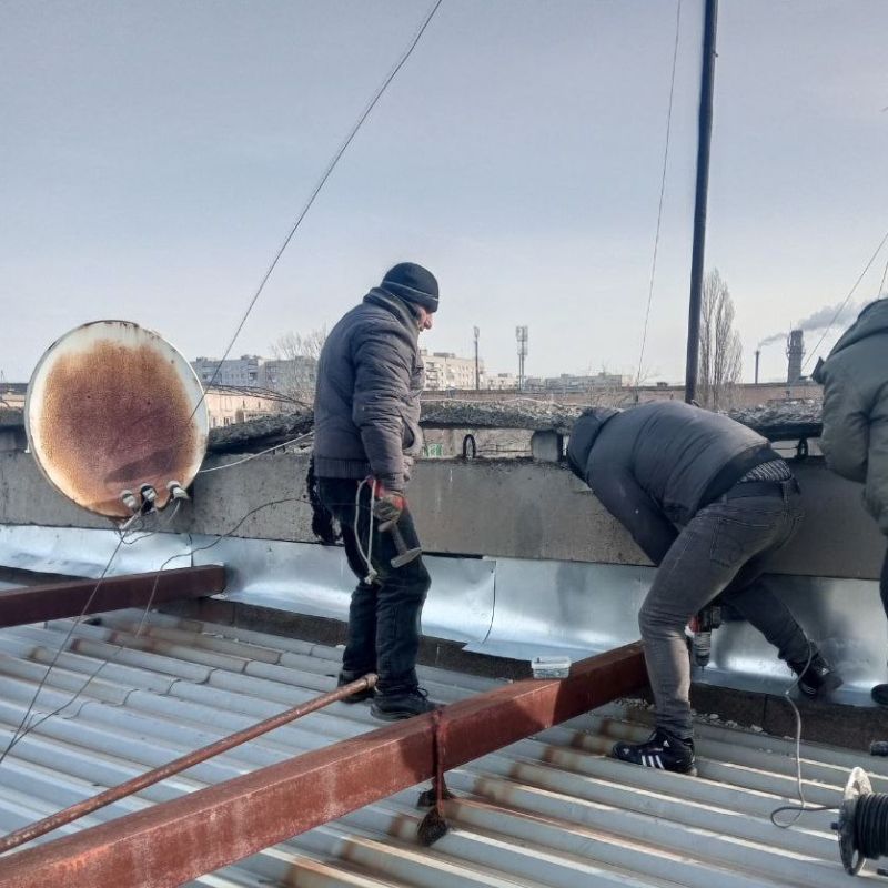 Антрацитовский филиал ЕУК выполняет работы по устройству примыканий из стали на крышах многоквартирных домов Антрацитовский филиал ЕУК выполняет работы по устройству примыканий из стали на крышах многоквартирных домов