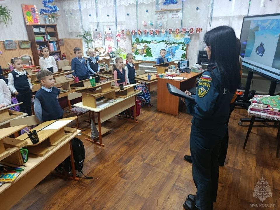 В Лутугинских школах провели беседы спасатели МЧС В Лутугинских школах провели беседы спасатели МЧС