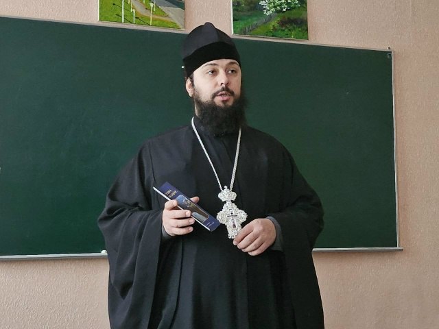 Благочинный Стахановского церковного округа поздравил с Рождеством Христовым учащихся Брянковского педагогического колледжа Благочинный Стахановского церковного округа поздравил с Рождеством Христовым учащихся Брянковского педагогического колледжа