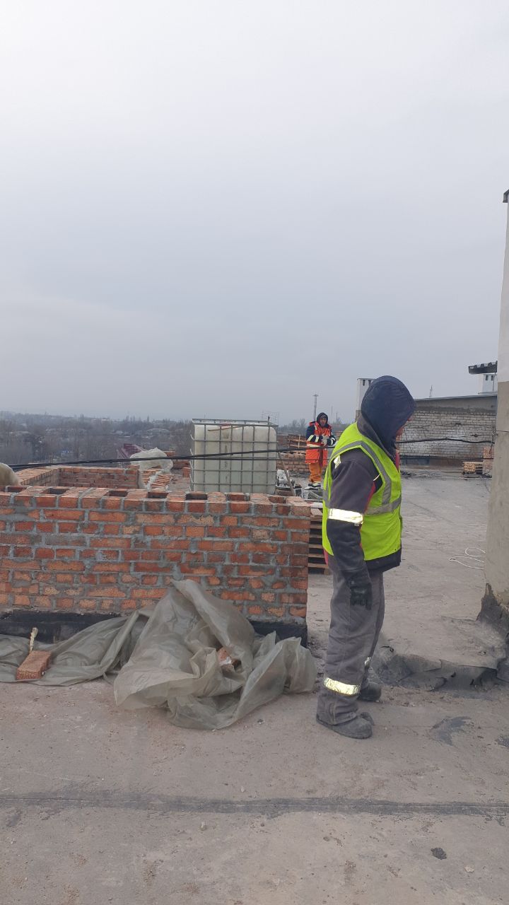 В Краснодоне начался капитальный ремонт кровли по адресу: квартал Лютикова, 32 В Краснодоне начался капитальный ремонт кровли по адресу: квартал Лютикова, 32