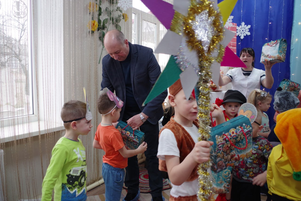 Сергей Крамаренко: Посетил детский сад «Рябинушка» в Родаково, чтобы поздравить ребят с праздником Сергей Крамаренко: Посетил детский сад «Рябинушка» в Родаково, чтобы поздравить ребят с праздником
