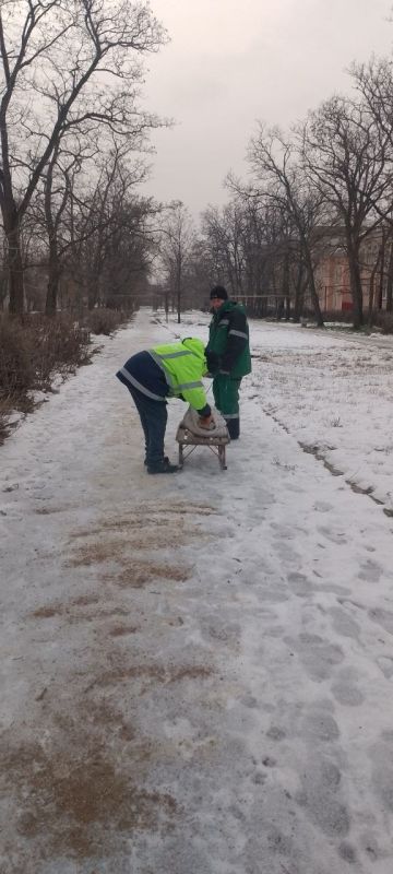 В рамках мероприятий по обеспечению безопасности пешеходов в зимний период сотрудниками МУП ДЭРСУ выполнены работы по обработке противогололедными материалами В рамках мероприятий по обеспечению безопасности пешеходов в зимний период сотрудниками МУП ДЭРСУ выполнены работы по обработке противогололедными материалами