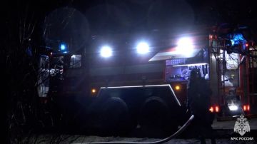 Спасатели МЧС оперативно потушили пожар в многоэтажке Луганска