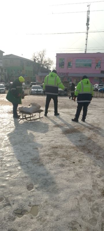 В рамках мероприятий по обеспечению безопасности пешеходов в зимний период сотрудниками МУП ДЭРСУ выполнены работы по обработке противогололедными материалами В рамках мероприятий по обеспечению безопасности пешеходов в зимний период сотрудниками МУП ДЭРСУ выполнены работы по обработке противогололедными материалами