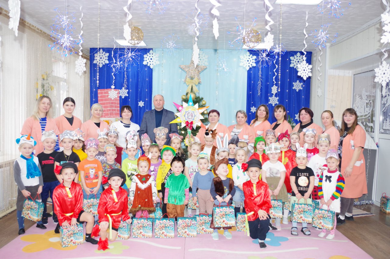 Сергей Крамаренко: Посетил детский сад «Рябинушка» в Родаково, чтобы поздравить ребят с праздником