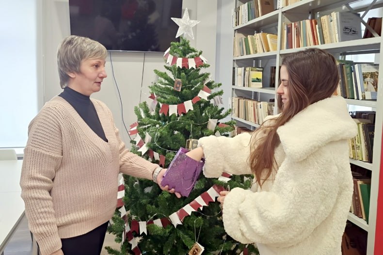 Комплимент-акция «Волшебство Нового года» прошла в СЦГБ Комплимент-акция «Волшебство Нового года» прошла в СЦГБ
