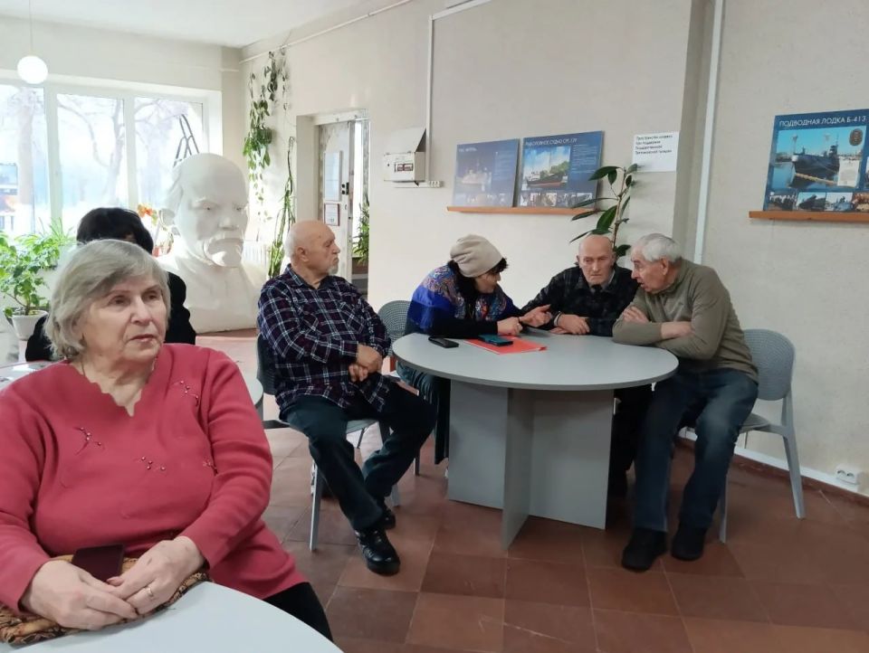 В Кировском историко-художественном музее состоялся час православия на тему «Вот пришло Крещение – праздник очищения», на который были приглашены представители городской ветеранской организации В Кировском историко-художественном музее состоялся час православия на тему «Вот пришло Крещение – праздник очищения», на который были приглашены представители городской ветеранской организации