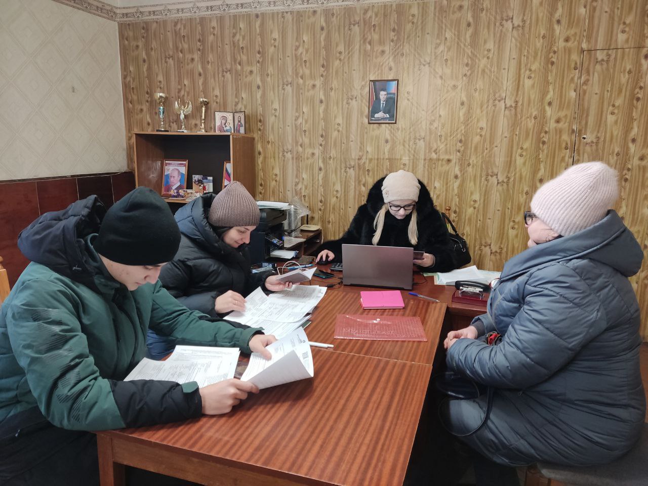 Сегодня в отделе жизнеобеспечения г. Вахрушево состоялся очередной выездной прием мобильного офиса МФЦ ЛНР