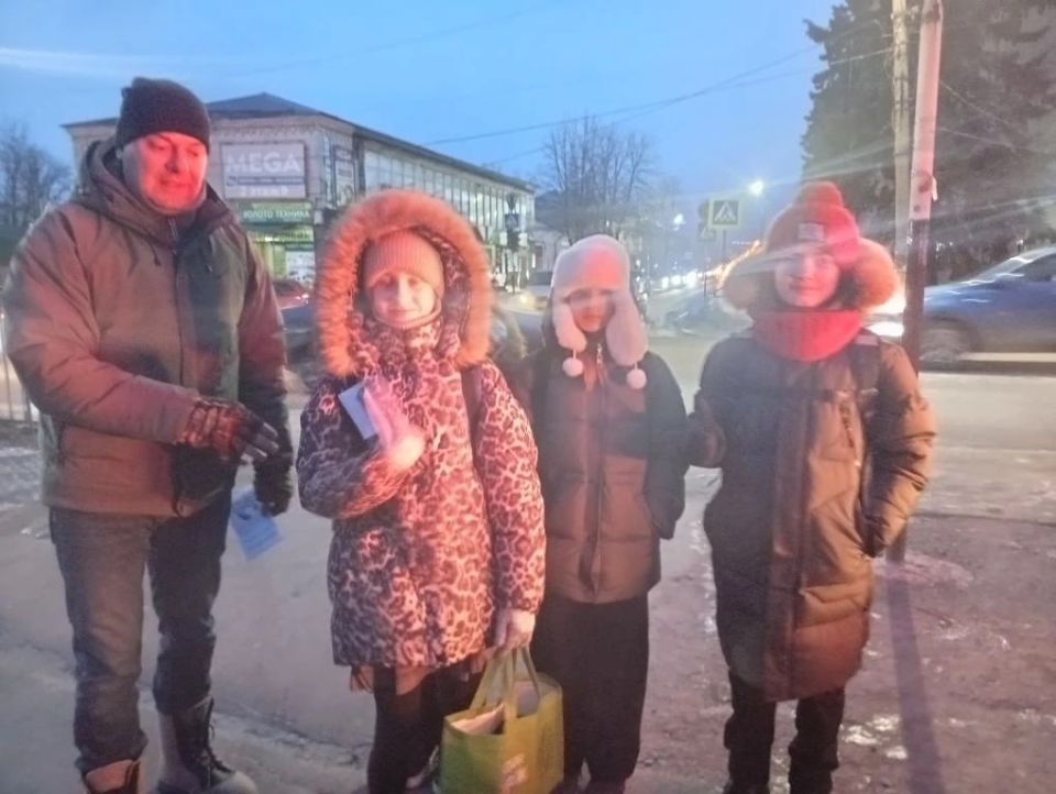 Сегодня участники Родительского патруля, из числа родителей учащихся 1 А класса Ровеньковской гимназии имени писателя Н.Трублаини контролировали соблюдение правил дорожного движения родителями и детьми-пешеходами по пути... Сегодня участники Родительского патруля, из числа родителей учащихся 1 А класса Ровеньковской гимназии имени писателя Н.Трублаини контролировали соблюдение правил дорожного движения родителями и детьми-пешеходами по пути...