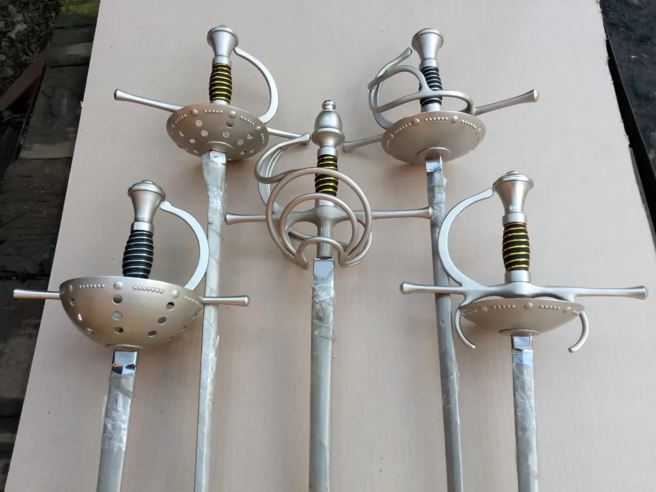 Луганский завод «Динамо» начал экспорт фехтовальных клинков в Беларусь