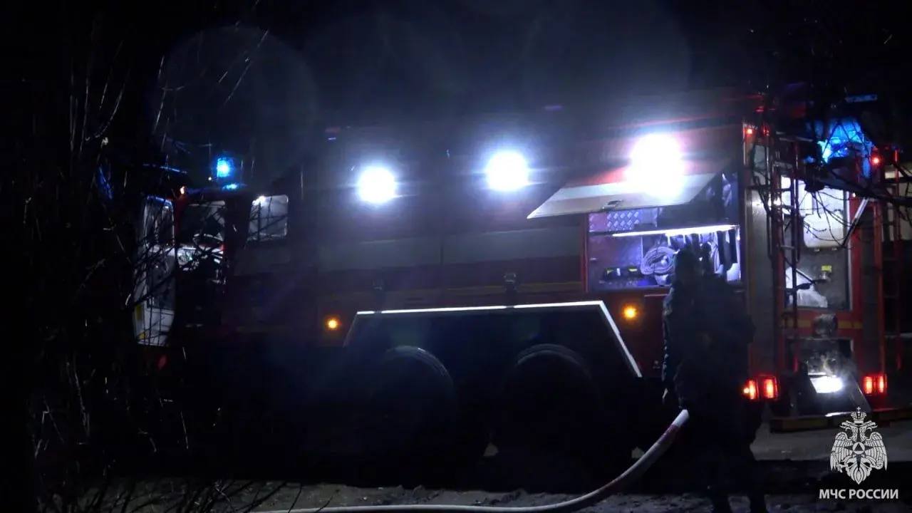 Спасатели МЧС России потушили пожар в луганской многоэтажке