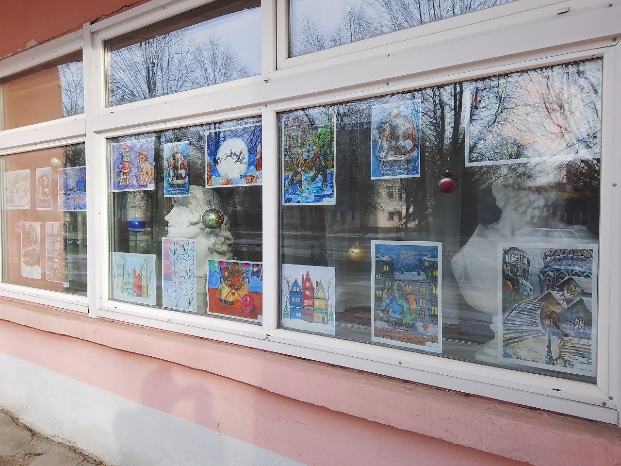 В стенах МБУДО "ЛГДХШ" продолжается новогодняя выставка работ учащихся В стенах МБУДО "ЛГДХШ" продолжается новогодняя выставка работ учащихся