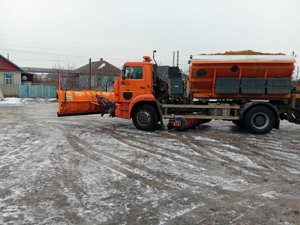 Спецтехника из Ивановской области помогает поддерживать в порядке дороги Марковского округа Спецтехника из Ивановской области помогает поддерживать в порядке дороги Марковского округа