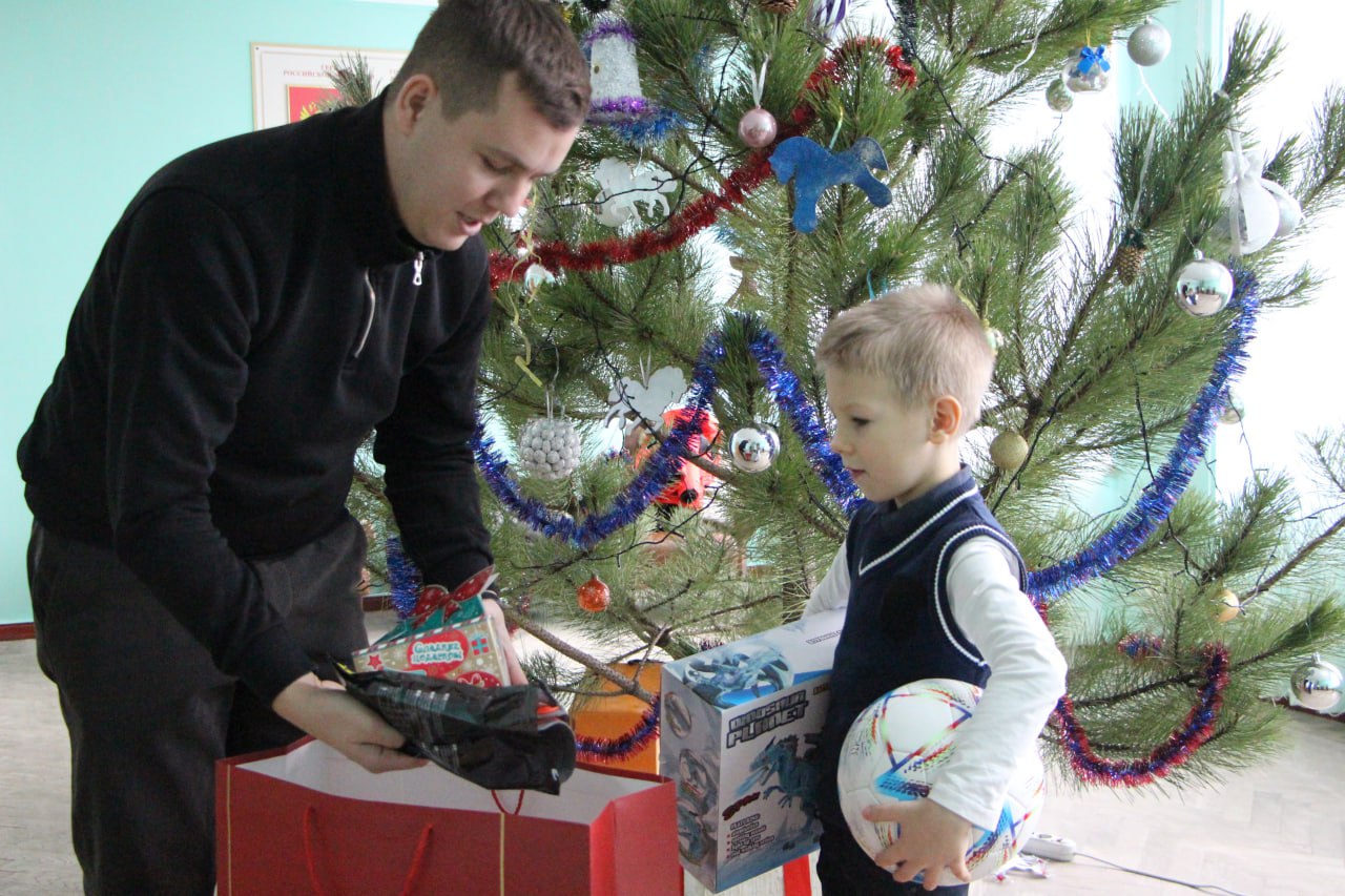 В рамках благотворительной акции «Ёлка желаний» индивидуальный предприниматель Валерий Васильевич Пронин снял с праздничной ёлки шар с пожеланием первоклассника Глеба В рамках благотворительной акции «Ёлка желаний» индивидуальный предприниматель Валерий Васильевич Пронин снял с праздничной ёлки шар с пожеланием первоклассника Глеба