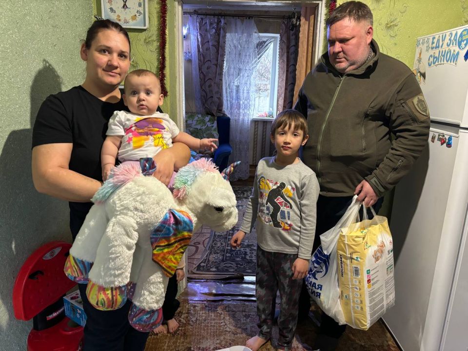 Единороссы Славяносербщины поздравили с новогодними и рождественскими праздниками более 50 детей Единороссы Славяносербщины поздравили с новогодними и рождественскими праздниками более 50 детей