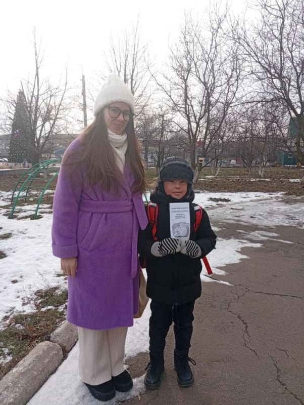 Сегодня участники Родительского патруля, из числа родителей учащихся 1 А класса Ровеньковской гимназии имени писателя Н.Трублаини контролировали соблюдение правил дорожного движения родителями и детьми-пешеходами по пути... Сегодня участники Родительского патруля, из числа родителей учащихся 1 А класса Ровеньковской гимназии имени писателя Н.Трублаини контролировали соблюдение правил дорожного движения родителями и детьми-пешеходами по пути...