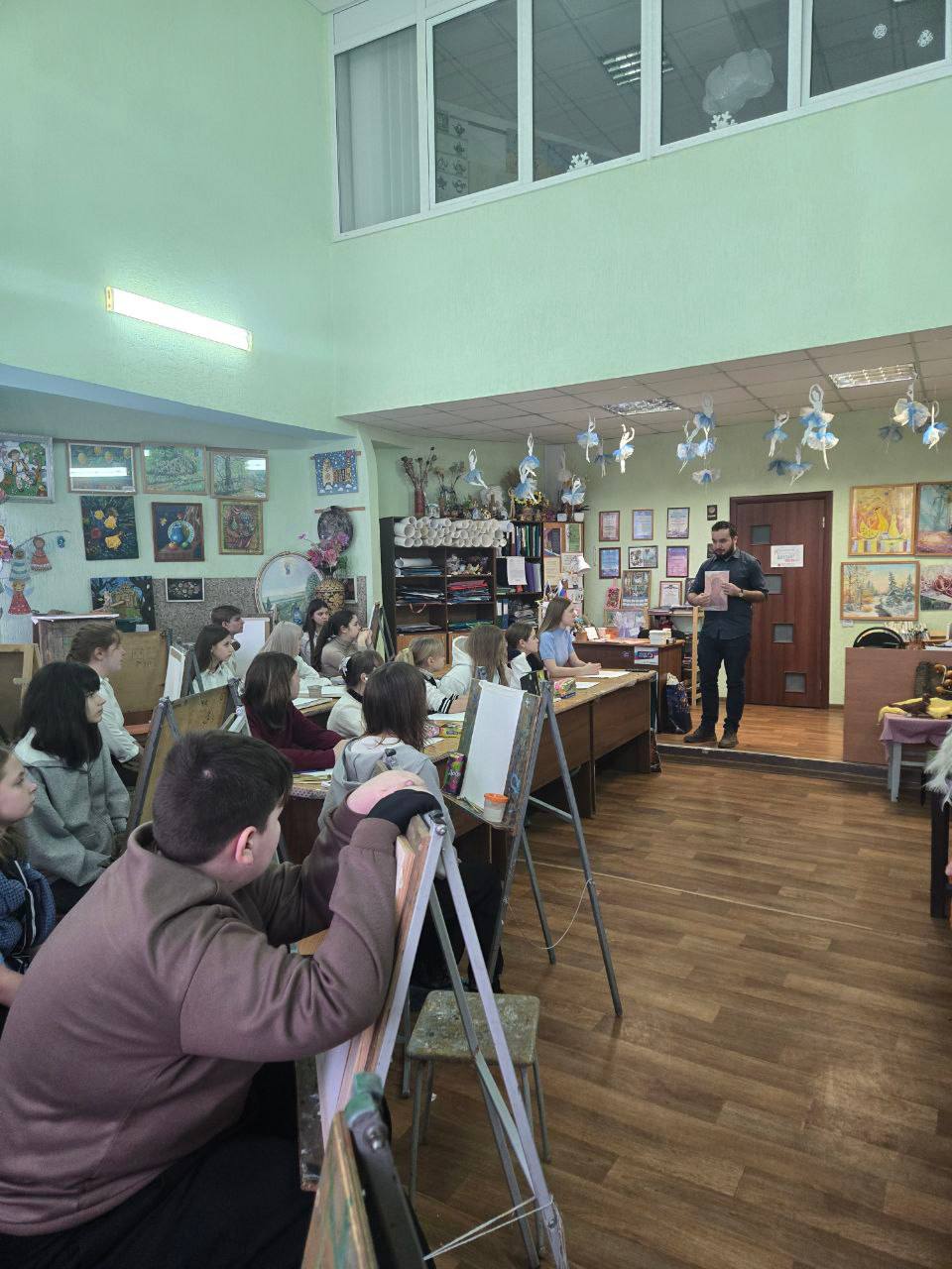 В Перевальской ДШИ прошел мастер-класс художника-иконописца В Перевальской ДШИ прошел мастер-класс художника-иконописца