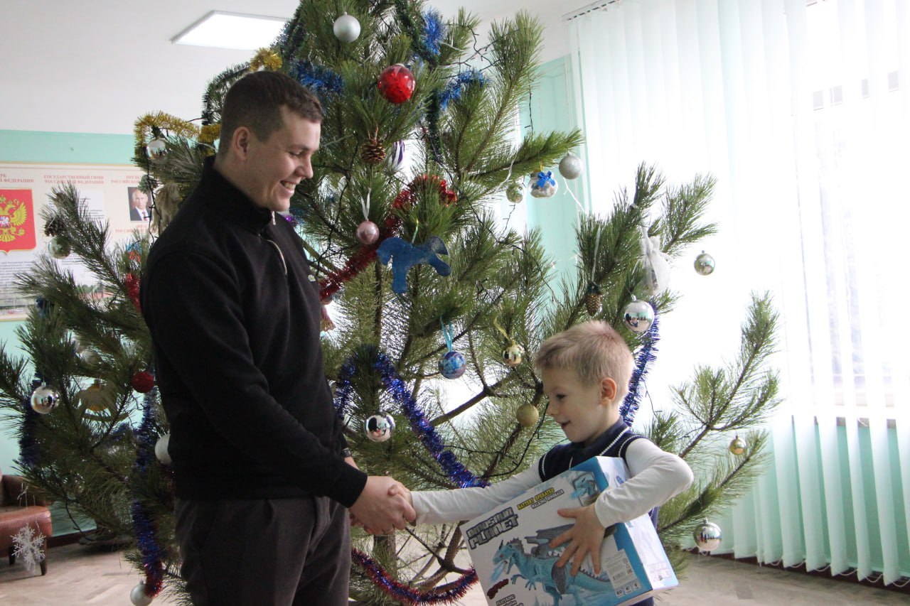 В рамках благотворительной акции «Ёлка желаний» индивидуальный предприниматель Валерий Васильевич Пронин снял с праздничной ёлки шар с пожеланием первоклассника Глеба В рамках благотворительной акции «Ёлка желаний» индивидуальный предприниматель Валерий Васильевич Пронин снял с праздничной ёлки шар с пожеланием первоклассника Глеба