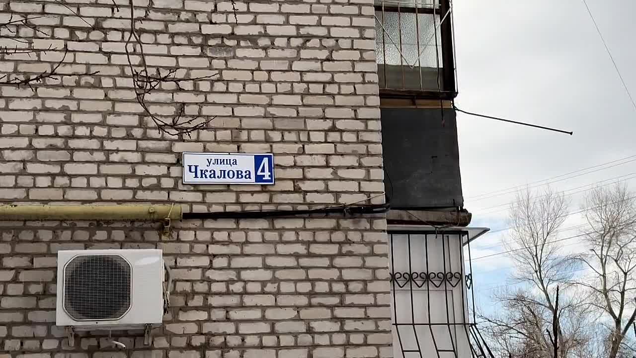 В Краснодоне на улице Чкалова, 4 продолжается капитальный ремонт лифтового хозяйства