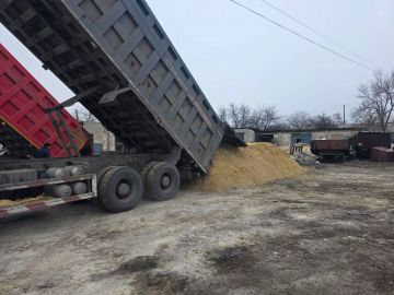 Зима в разгаре, а МУП "ЖЭК" на страже вашей безопасности! Запасы песка пополнены!