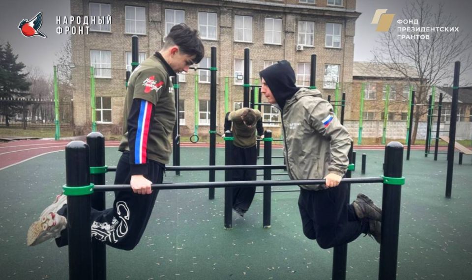Молодёжка НФ из Стаханова собралась на спортивной площадке, где царит атмосфера единства и энергии! Молодёжка НФ из Стаханова собралась на спортивной площадке, где царит атмосфера единства и энергии!