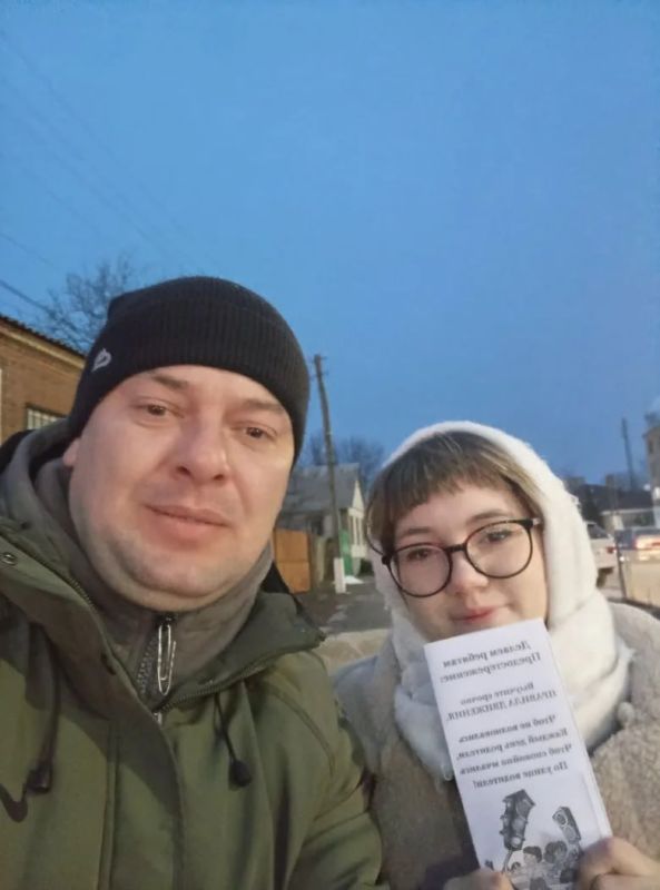 Сегодня участники Родительского патруля, из числа родителей учащихся 1 А класса Ровеньковской гимназии имени писателя Н.Трублаини контролировали соблюдение правил дорожного движения родителями и детьми-пешеходами по пути... Сегодня участники Родительского патруля, из числа родителей учащихся 1 А класса Ровеньковской гимназии имени писателя Н.Трублаини контролировали соблюдение правил дорожного движения родителями и детьми-пешеходами по пути...