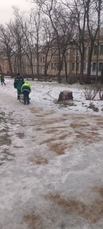 В рамках мероприятий по обеспечению безопасности пешеходов в зимний период сотрудниками МУП ДЭРСУ выполнены работы по обработке противогололедными материалами В рамках мероприятий по обеспечению безопасности пешеходов в зимний период сотрудниками МУП ДЭРСУ выполнены работы по обработке противогололедными материалами