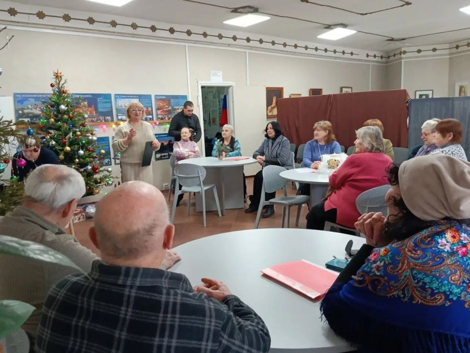 В Кировском историко-художественном музее состоялся час православия на тему «Вот пришло Крещение – праздник очищения», на который были приглашены представители городской ветеранской организации В Кировском историко-художественном музее состоялся час православия на тему «Вот пришло Крещение – праздник очищения», на который были приглашены представители городской ветеранской организации