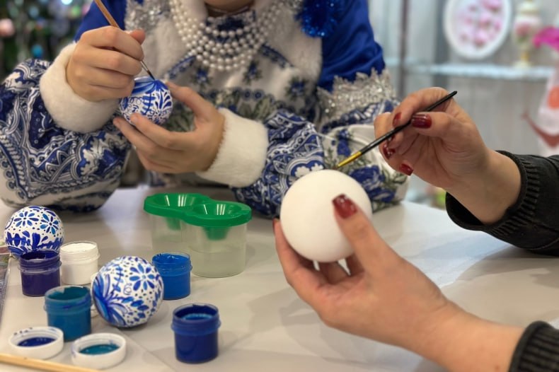 В Свердловском краеведческом музее в продолжение зимних праздников, для жителей города прошел мастер-класс по роспись «В узорах Гжели» В Свердловском краеведческом музее в продолжение зимних праздников, для жителей города прошел мастер-класс по роспись «В узорах Гжели»