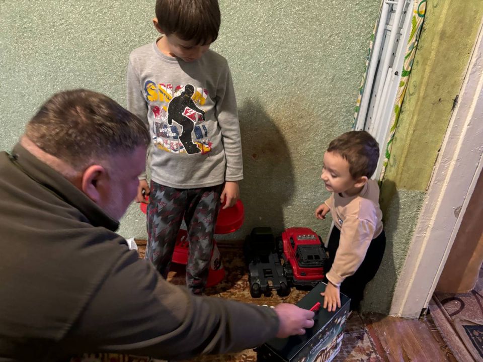 Единороссы Славяносербщины поздравили с новогодними и рождественскими праздниками более 50 детей Единороссы Славяносербщины поздравили с новогодними и рождественскими праздниками более 50 детей