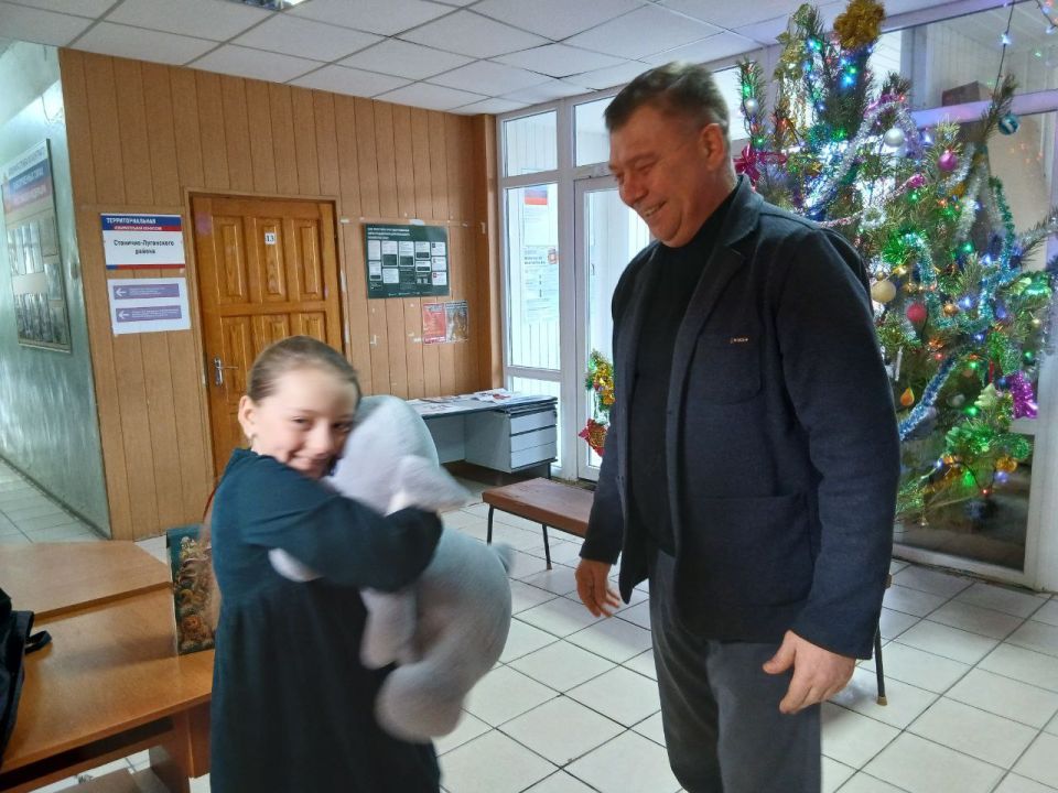 Альберт Зинченко: Заместитель Главы Станично-Луганского МО, Герой ЛНР, Андрей Донцов с большой радостью исполнил желание Маши, шар с которым он снял с "Ёлки желаний" Альберт Зинченко: Заместитель Главы Станично-Луганского МО, Герой ЛНР, Андрей Донцов с большой радостью исполнил желание Маши, шар с которым он снял с "Ёлки желаний"