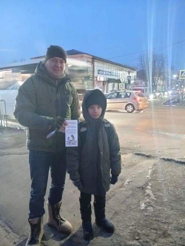 Сегодня участники Родительского патруля, из числа родителей учащихся 1 А класса Ровеньковской гимназии имени писателя Н.Трублаини контролировали соблюдение правил дорожного движения родителями и детьми-пешеходами по пути... Сегодня участники Родительского патруля, из числа родителей учащихся 1 А класса Ровеньковской гимназии имени писателя Н.Трублаини контролировали соблюдение правил дорожного движения родителями и детьми-пешеходами по пути...