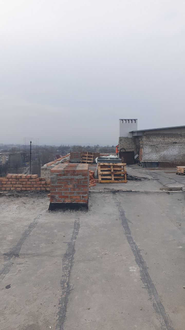 В Краснодоне начался капитальный ремонт кровли по адресу: квартал Лютикова, 32