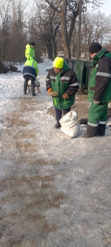 В рамках мероприятий по обеспечению безопасности пешеходов в зимний период сотрудниками МУП ДЭРСУ выполнены работы по обработке противогололедными материалами В рамках мероприятий по обеспечению безопасности пешеходов в зимний период сотрудниками МУП ДЭРСУ выполнены работы по обработке противогололедными материалами