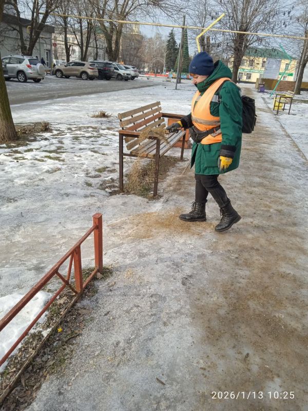 В рамках мероприятий по обеспечению безопасности пешеходов в зимний период сотрудниками МУП ДЭРСУ выполнены работы по обработке противогололедными материалами В рамках мероприятий по обеспечению безопасности пешеходов в зимний период сотрудниками МУП ДЭРСУ выполнены работы по обработке противогололедными материалами