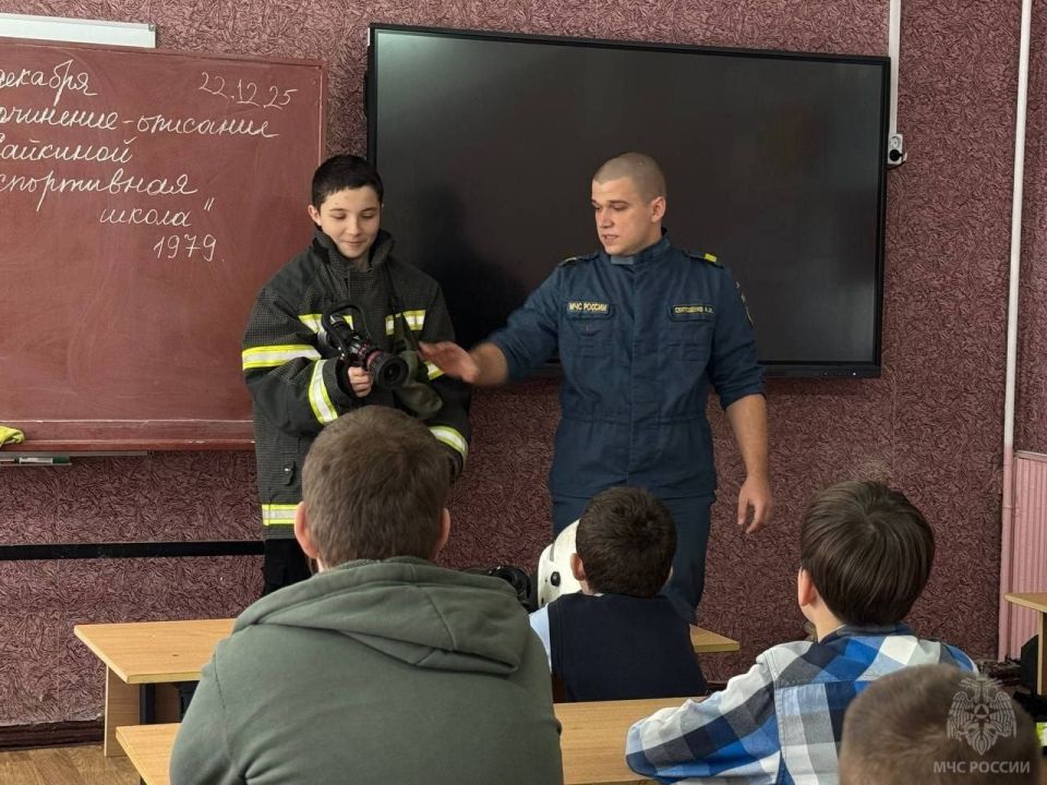 В Лутугинских школах провели беседы спасатели МЧС В Лутугинских школах провели беседы спасатели МЧС