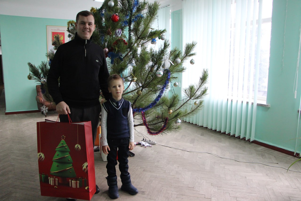 В рамках благотворительной акции «Ёлка желаний» индивидуальный предприниматель Валерий Васильевич Пронин снял с праздничной ёлки шар с пожеланием первоклассника Глеба