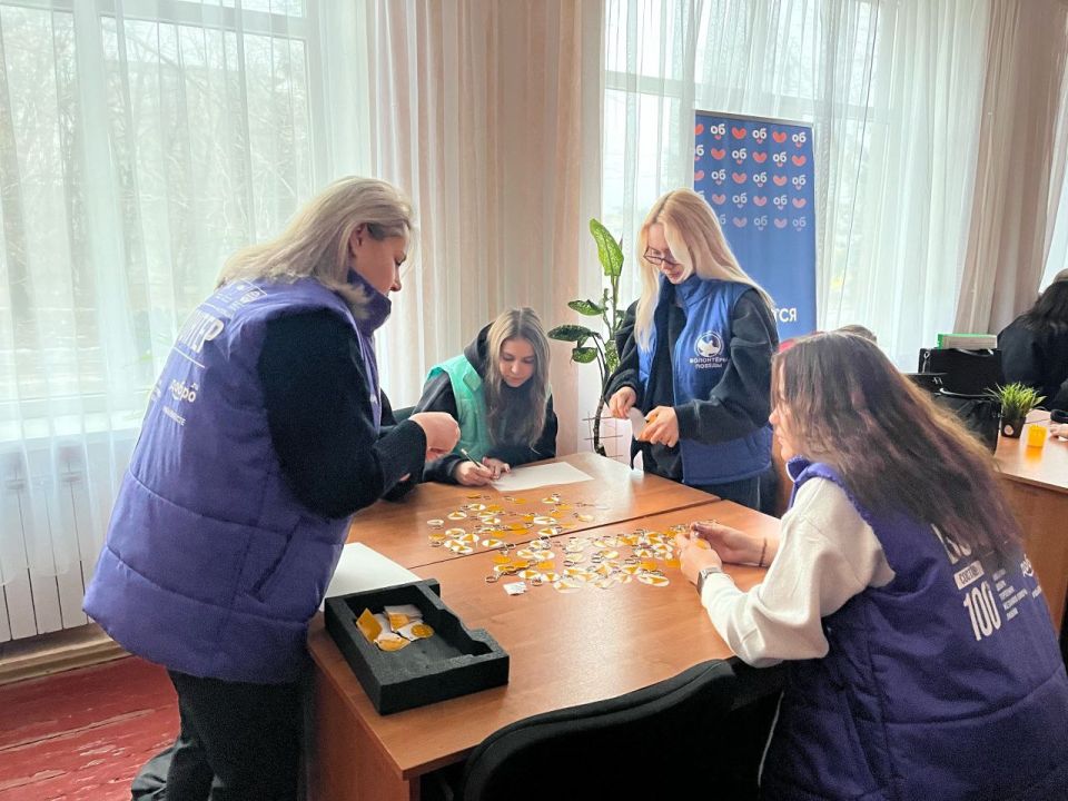 Навигатор безопасности!. В Ровеньковском технико-экономическом колледже прошла важная и творческая акция «Навигатор безопасности»! Советник директора по воспитанию провела для волонтеров мастер-класс по изготовлению... Навигатор безопасности!. В Ровеньковском технико-экономическом колледже прошла важная и творческая акция «Навигатор безопасности»! Советник директора по воспитанию провела для волонтеров мастер-класс по изготовлению...
