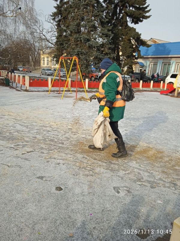 В рамках мероприятий по обеспечению безопасности пешеходов в зимний период сотрудниками МУП ДЭРСУ выполнены работы по обработке противогололедными материалами В рамках мероприятий по обеспечению безопасности пешеходов в зимний период сотрудниками МУП ДЭРСУ выполнены работы по обработке противогололедными материалами