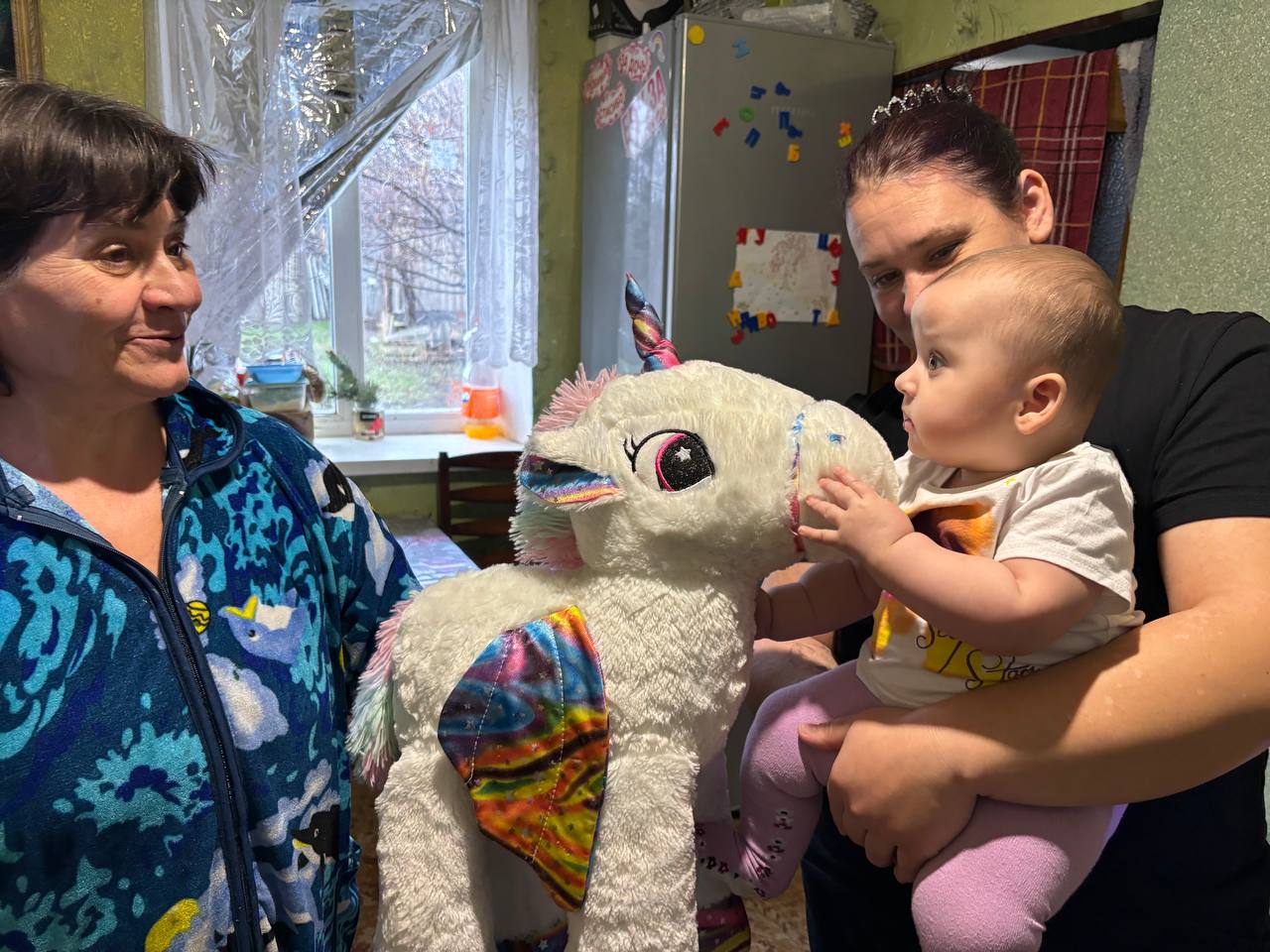 «Единая Россия» продолжает поздравлять юных жителей ЛНР с новогодними праздниками «Единая Россия» продолжает поздравлять юных жителей ЛНР с новогодними праздниками