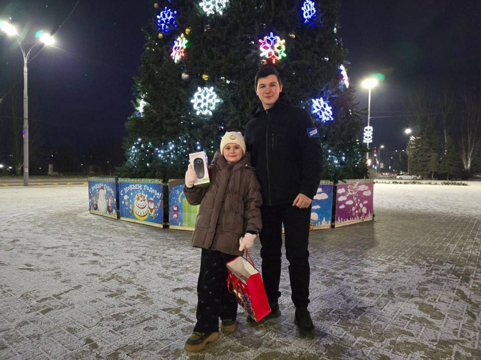 В рамках Всероссийской акции «Ёлка Желаний» депутат Совета городского округа город Алчевск Александр Ярский поздравил с Новым годом чудесную девочку Еву, которой всего восемь лет В рамках Всероссийской акции «Ёлка Желаний» депутат Совета городского округа город Алчевск Александр Ярский поздравил с Новым годом чудесную девочку Еву, которой всего восемь лет