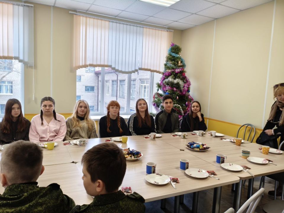 Воспитанники военно-патриотического клуба «Почётная Вахта Памяти Пост №1» и кадеты Краснодонской средней школы №8 имени Виталия Парсанова устроили настоящий праздник традиций! Воспитанники военно-патриотического клуба «Почётная Вахта Памяти Пост №1» и кадеты Краснодонской средней школы №8 имени Виталия Парсанова устроили настоящий праздник традиций!