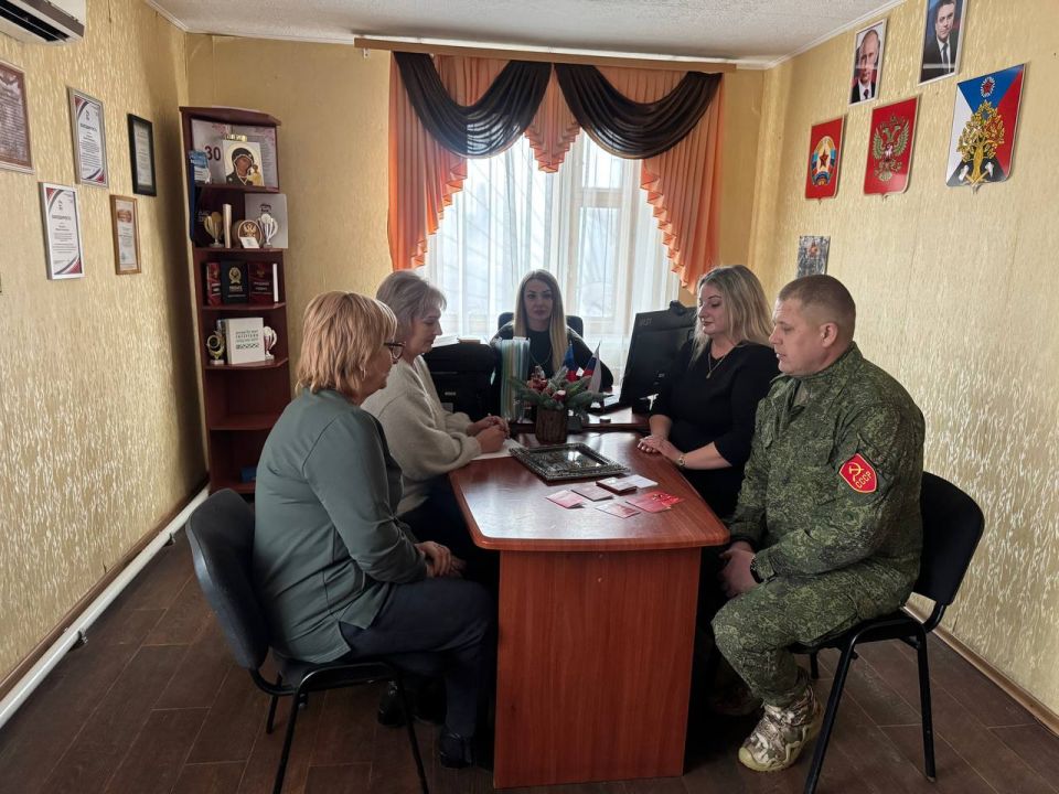 В отделе жизнеобеспечения пгт Кленовый состоялась встреча с участником специальной военной операции Власенко Виктором Сергеевичем В отделе жизнеобеспечения пгт Кленовый состоялась встреча с участником специальной военной операции Власенко Виктором Сергеевичем