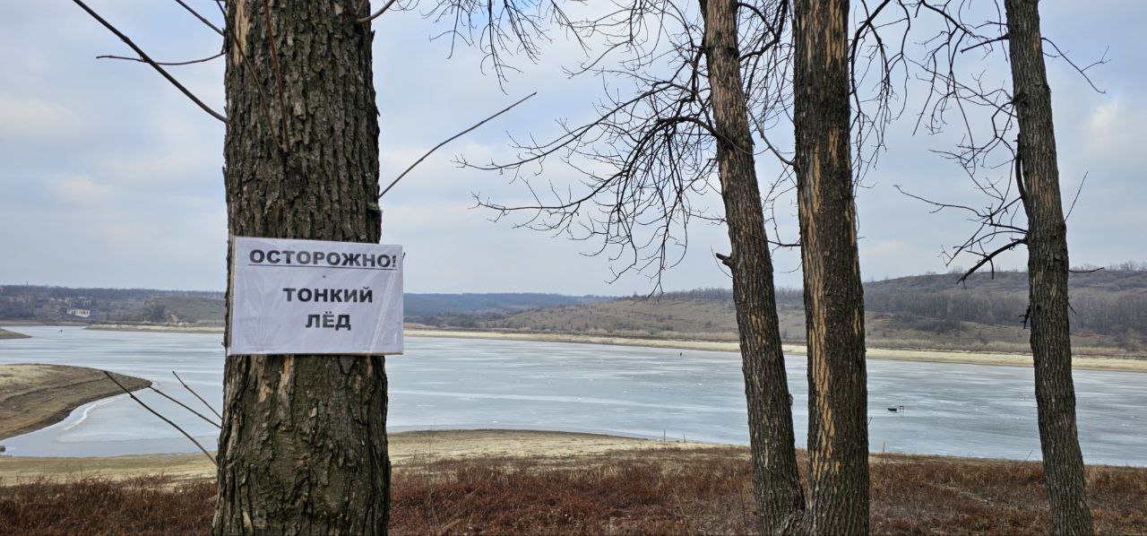 С целью обеспечения безопасности на водных объектах в зимний период сотрудниками отдела жизнеобеспечения г. Вахрушево была проведена беседа с населением о правилах поведения на тонком льду