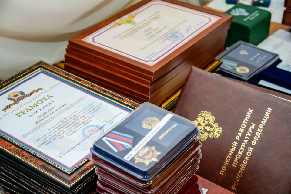 Леонид Пасечник: «Поздравил лично с профессиональным праздником сотрудников органов прокуратуры и вручил лучшим заслуженные награды» Леонид Пасечник: «Поздравил лично с профессиональным праздником сотрудников органов прокуратуры и вручил лучшим заслуженные награды»