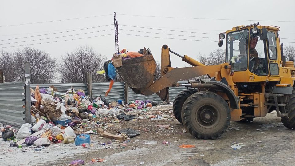 Коммунальщики продолжают работы по вывозу мусора с городских территорий Коммунальщики продолжают работы по вывозу мусора с городских территорий